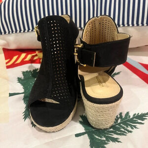 Liz Claiborne EUC Worn Once Size 7 Black Peep Toe Platform Sandals with Buckle